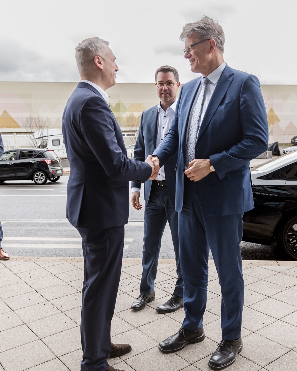Thomas Krüdewagen begrüßt Bundesverkehrsminister Patrick Schnieder bei einer Veranstaltung im Circle - der Ort für zirkuläres Bauen in Offenbach am Main im Februar 2026
