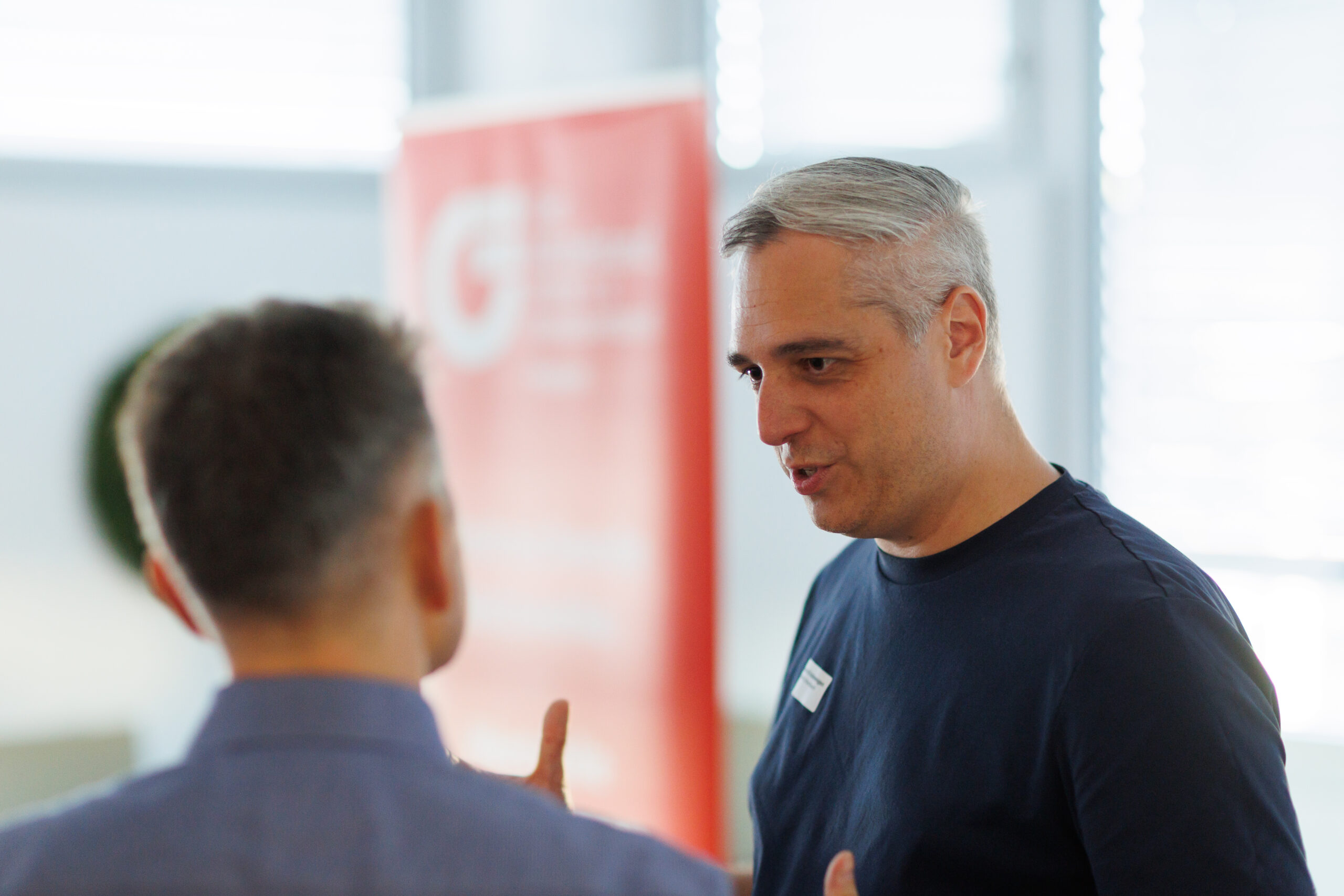 Thomas Krüdewagen im persönlichen Austausch bei einem Business Networking Event in Offenbach am Main