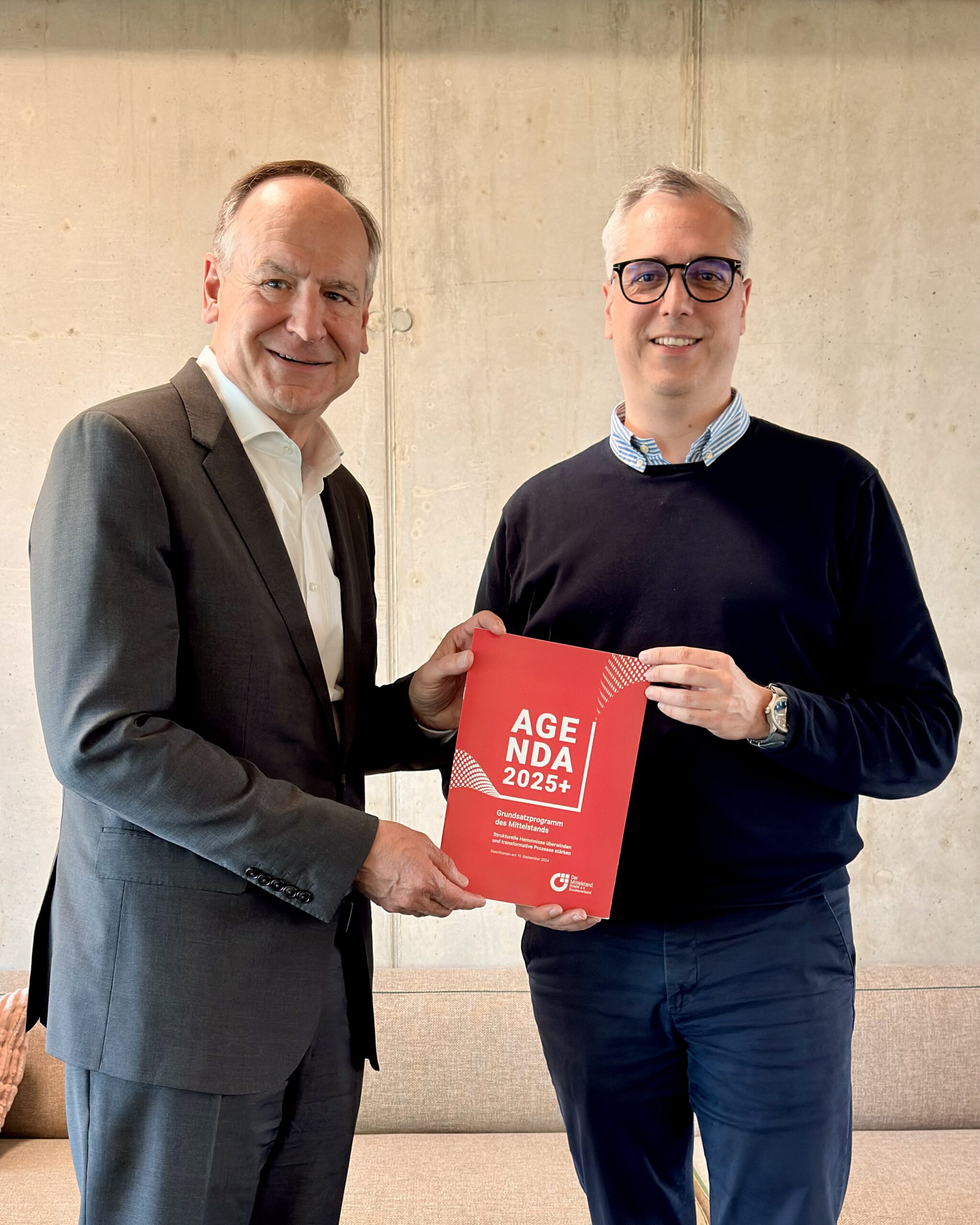 Thomas Krüdewagen übergibt die BVMW Agenda 2025+ an Landrat Oliver Quilling im Kreis Offenbach