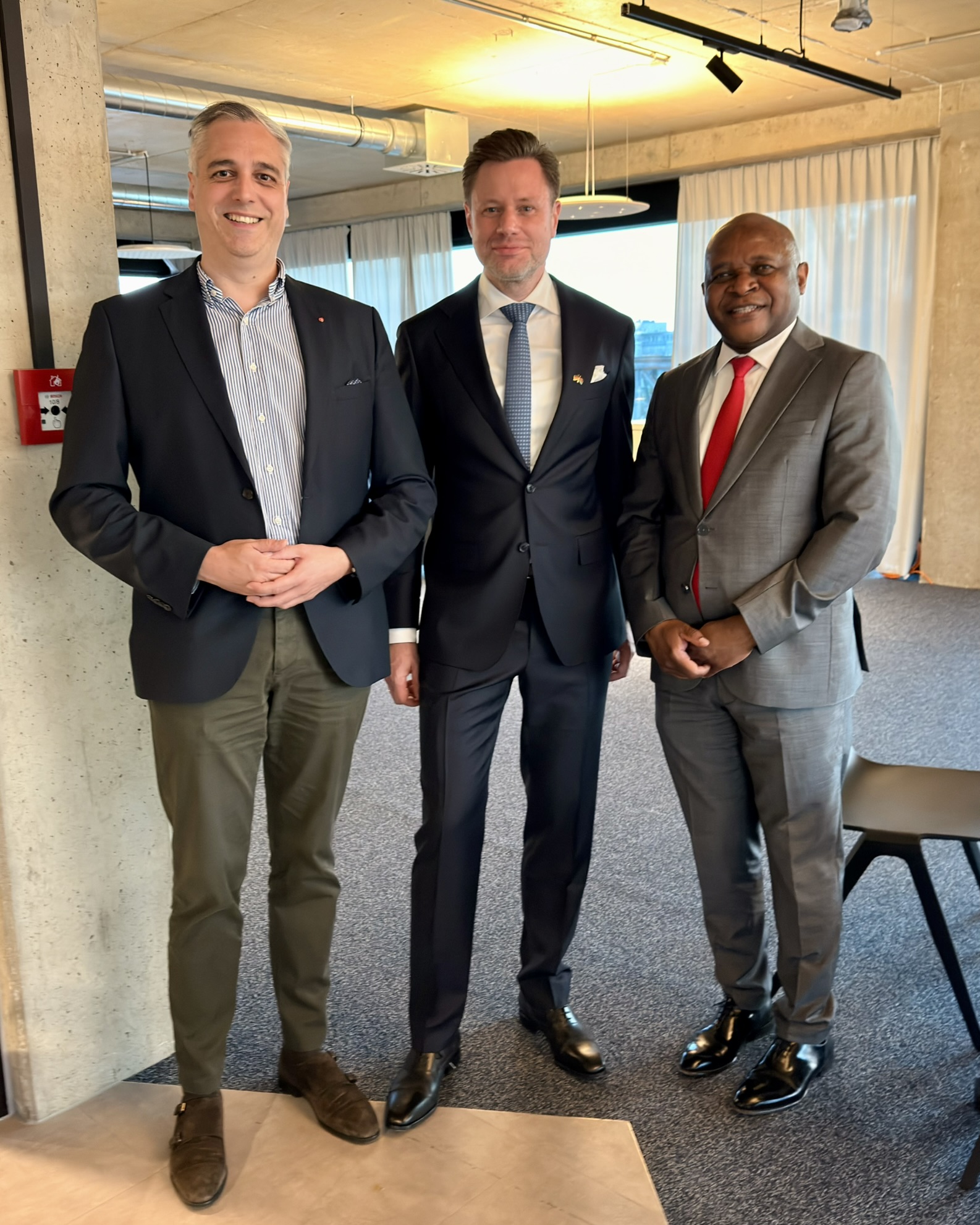 Thomas Krüdewagen mit Daniel Imhäuser und Botschafter Joseph John Mpinganjira bei der Eröffnung des Honorarkonsulats Malawi in Offenbach am Main