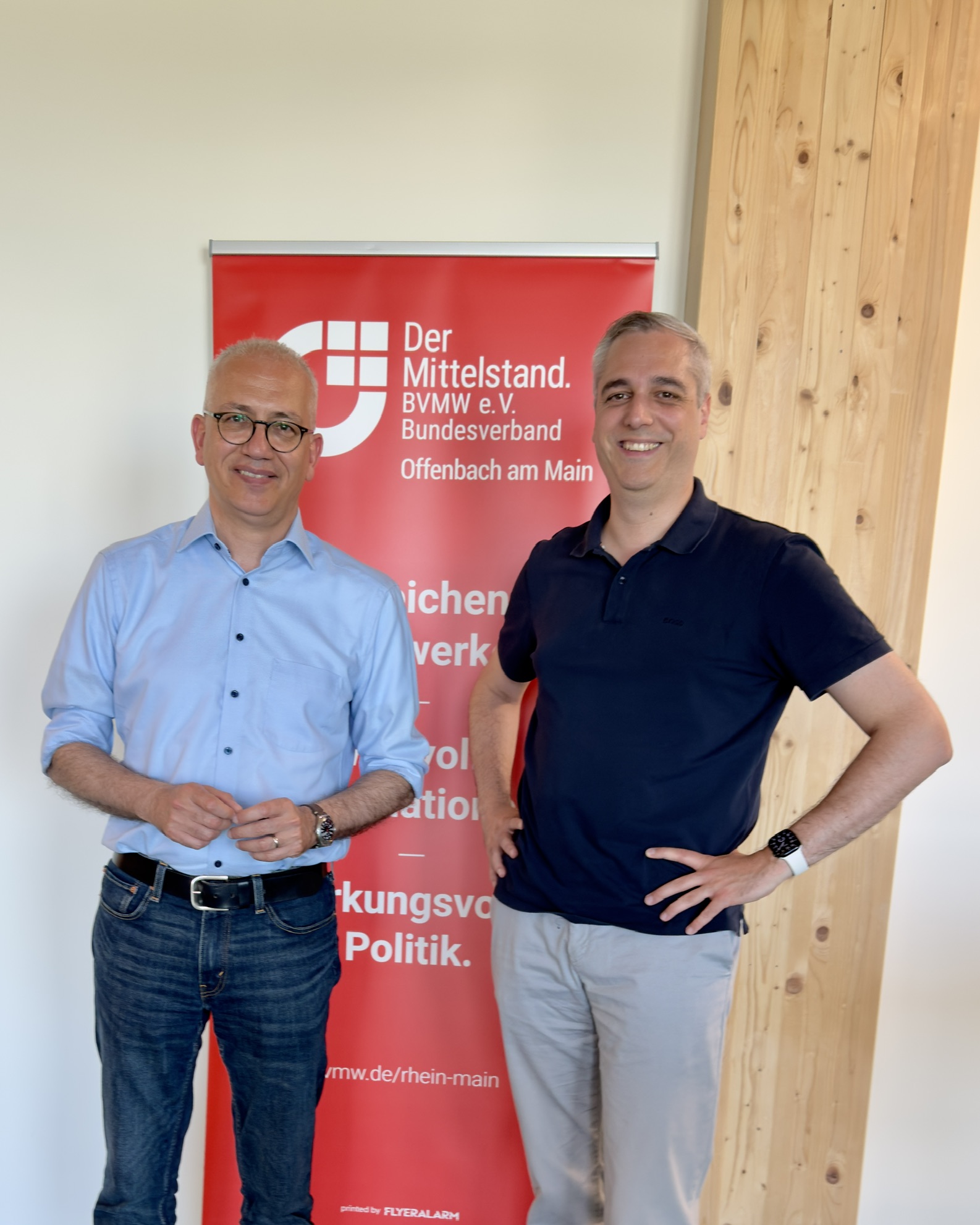 Thomas Krüdewagen mit Bundestagsabgeordnetem Tarek Al-Wazir bei einem BVMW-Termin in Offenbach am Main